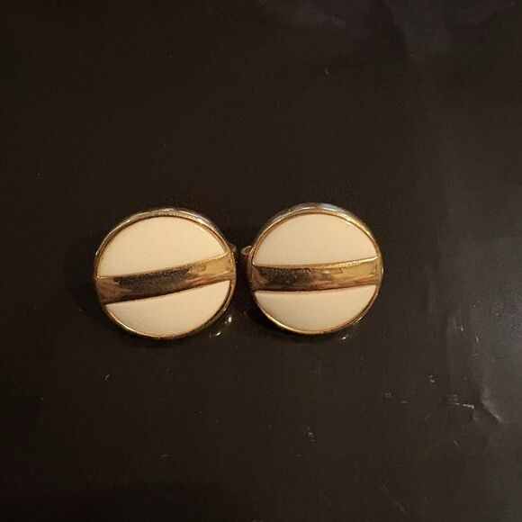Vintage Avon Summerset White Flat Button Clip On Earrings Gold Tone 211 - Picture 1 of 3